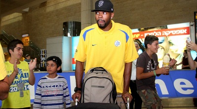 אלכס טיוס נוחת בארץ (רדאד ג´בארה) אלכס טיוס נוחת בארץ (רדאד ג´בארה)