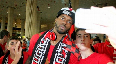 דונטה סמית´ עם האוהדים (משה חרמון)