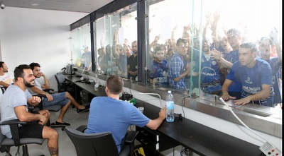 אוהדי הפועל פ&qout;ת מתנפלים על הקופות (שי לוי)