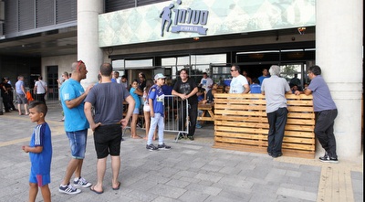 אוהדי הפועל פ&qout;ת מחוץ לאצטדיון המושבה (שי לוי)