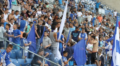 אוהדי מכבי פ&qout;ת צובעים את היציע (שי לוי)