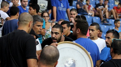 אוהדי הפועל פ&qout;ת במושבה (שי לוי)