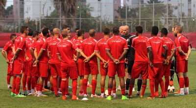 אס דומב עם שחקני הפועל ת&qout;א באימון המסכם (רדאד ג´בארה)