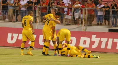 שחקני בית&qout;ר ירושלים חוגגים (מרטין גוטדאמק)