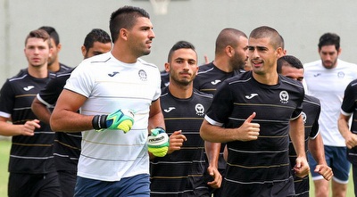 אריאל הרוש באימון הבכורה בנתניה. קבוצה חדשה, זימון מחודש (רדאד ג´בארה) אריאל הרוש באימון הבכורה בנתניה. קבוצה חדשה, זימון מחודש (רדאד ג´בארה)