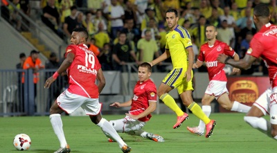 הרמוני איקנדה מנסה להגיע לכדור (יניב גונן) הרמוני איקנדה מנסה להגיע לכדור (יניב גונן)