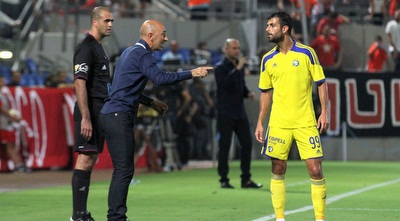 פאקו נותן הוראות לבן בסט (רדאד ג´בארה)