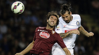 פאבלו אוסבלדו נאבק על הכדור מול טורינו (רויטרס)