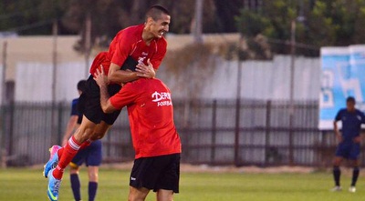 עומר נעים קופץ (רפי נחמיאס)