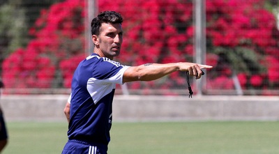 אריק בנאדו מחלק הוראות (רדאד ג´בארה)