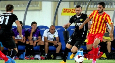 מיכאל אוחנה עם הכדור (משה חרמון)