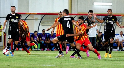 אוחנה מנסה לעבור (משה חרמון)