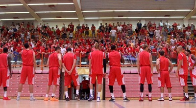 שחקני הפועל ת&qout;א והקהל (רדאד ג´בארה)