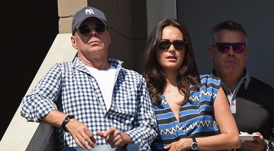 ברוס וויליס צופה במשחק ברוס וויליס צופה במשחק