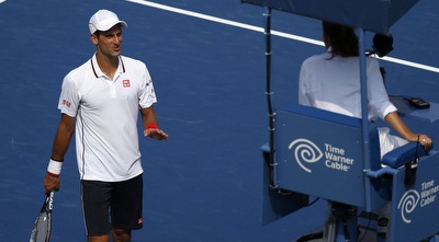 נובאק ג´וקוביץ´ מדבר עם השופטת (רויטרס) נובאק ג´וקוביץ´ מדבר עם השופטת (רויטרס)