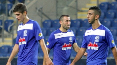 שחקני מכבי פ´´ת יורדים מנוצחים (יניב גונן)