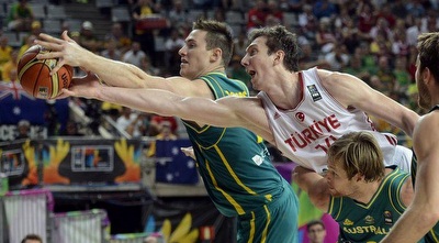 עומר אשיק (במשחק מאוד חלש) נלחם על הכדור (מערכת ONE) עומר אשיק (במשחק מאוד חלש) נלחם על הכדור (מערכת ONE)