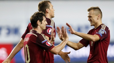 שחקני נבחרת רוסיה חוגגים את הניצחון הגדול (רויטרס)