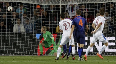 הכדור של דוצ´קאל ברשת (רויטרס) הכדור של דוצ´קאל ברשת (רויטרס)