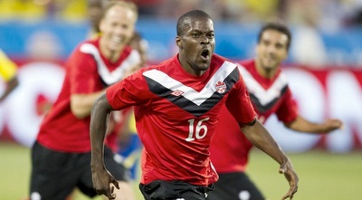 טוסיין ריקטס חוגג במדי נבחרת קנדה 