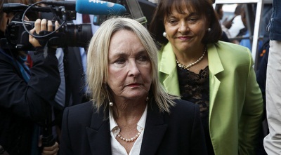 ג´ון סטינקאמפ, אמה של ריבה סטינקאמפ, מגיעה לבית המשפט (רויטרס)