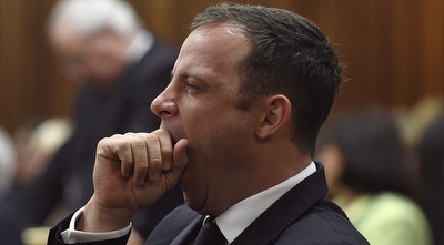 אוסקר פיסטוריוס מפהק. עבר עליו לילה ללא שינה (רויטרס)