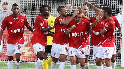 שחקני הפועל חוגגים עם ורמוט, ש&qout;בישל&qout; את השער הראשון לעונה (חגי ניזרי)