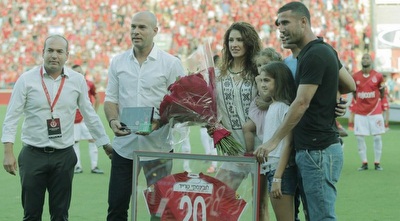 יגאל אנטבי ומשפחתו עם דומב וברקוביץ´ (ראובן שוורץ, ynet)