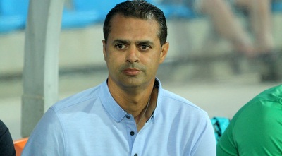 אלון חרזי מתוח על הספסל (עמית מצפה)