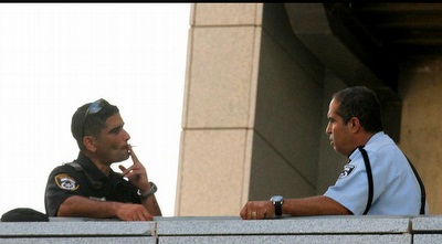 שוטרים מעשנים ביציע (רדאד ג´בארה) שוטרים מעשנים ביציע (רדאד ג´בארה)