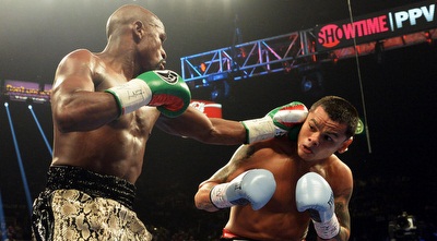 פלויד מייוות´ר חובט במרקוס מיידנה (רויטרס)