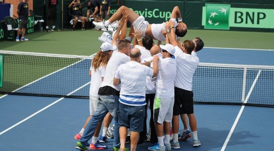 אנדי רם על ידיהם של חבריו בסיום המשחק