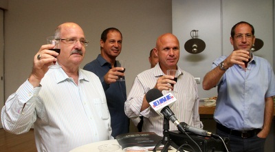 מרימים כוסית  לכבוד הצגת תנאי המכרז (רדאד ג´בארה)