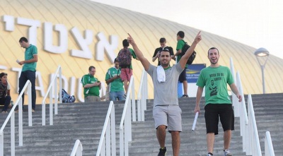 אוהדי מכבי חיפה בכניסה לסמי עופר (עומרי שטיין) אוהדי מכבי חיפה בכניסה לסמי עופר (עומרי שטיין)
