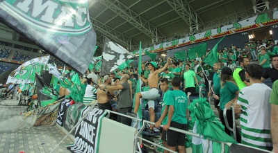 אוהדי מכבי חיפה ביציעי סמי עופר (עמית מצפה)