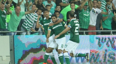 שחקני מכבי חיפה חוגגים (עמית מצפה)