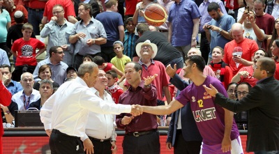 הכדור ברשת. רגע לפני שנפתח המשחק (אורן בן חקון)