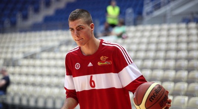 אדם אריאל מתחמם בארנה החדשה (אורן בן חקון)