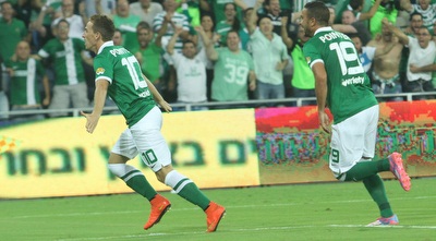 שחקני מכבי חיפה חוגגים (עמית מצפה)