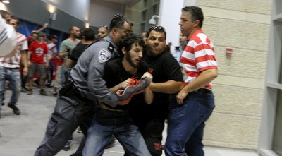 אוהד הפועל ת&qout;א מורחק (אורן בן חקון)