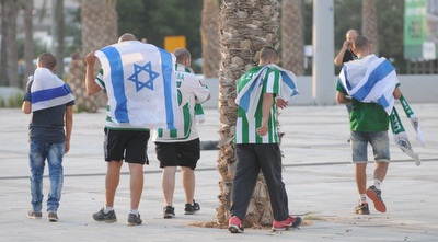 אוהדי מכבי חיפה בדרך לסמי עופר (עמרי שטיין) אוהדי מכבי חיפה בדרך לסמי עופר (עמרי שטיין)