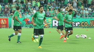 שחקני מכבי חיפה בחימום (עמית מצפה) שחקני מכבי חיפה בחימום (עמית מצפה)