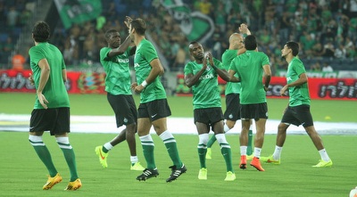 שחקני מכבי חיפה בחימום (עמית מצפה) שחקני מכבי חיפה בחימום (עמית מצפה)