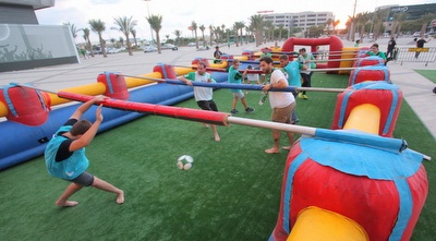 אוהדים משחקים מחוץ לסמי עופר (עמית מצפה) אוהדים משחקים מחוץ לסמי עופר (עמית מצפה)