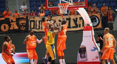 טל דן וטיוס נאבקים על ריבאונד (אורן בן חקון)