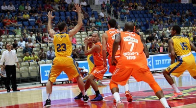 טפירו עם הכדור (אורן בן חקון)