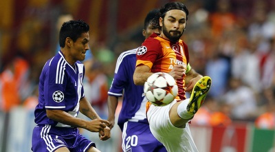 סלצ´וק אינאן מקדים את שחקני שאלקה (רויטרס)