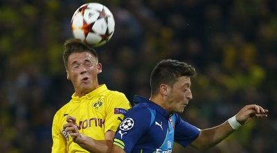 דורם עולה לכדור גובה עם אוזיל (רויטרס)