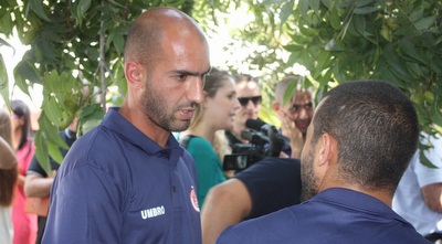 שי אבוטבול בהרמת כוסית (ארז נעמן(