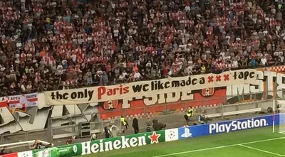 השלט של אוהדי אייאקס במשחק היום